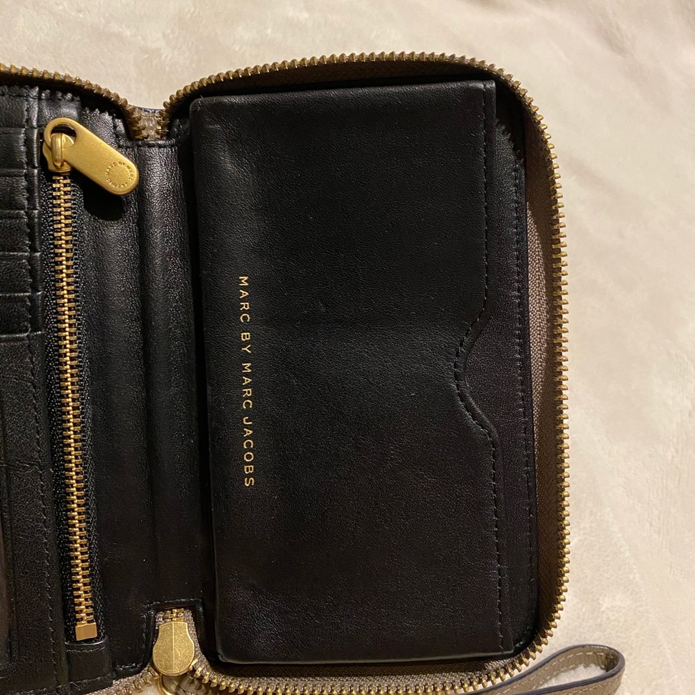 Marc by Marc Jacobs phone wallet/wristlet - Picture 4 of 8